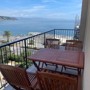 appartamento-con-terrazza-fronte-mare.hotelitalianriviera.com/